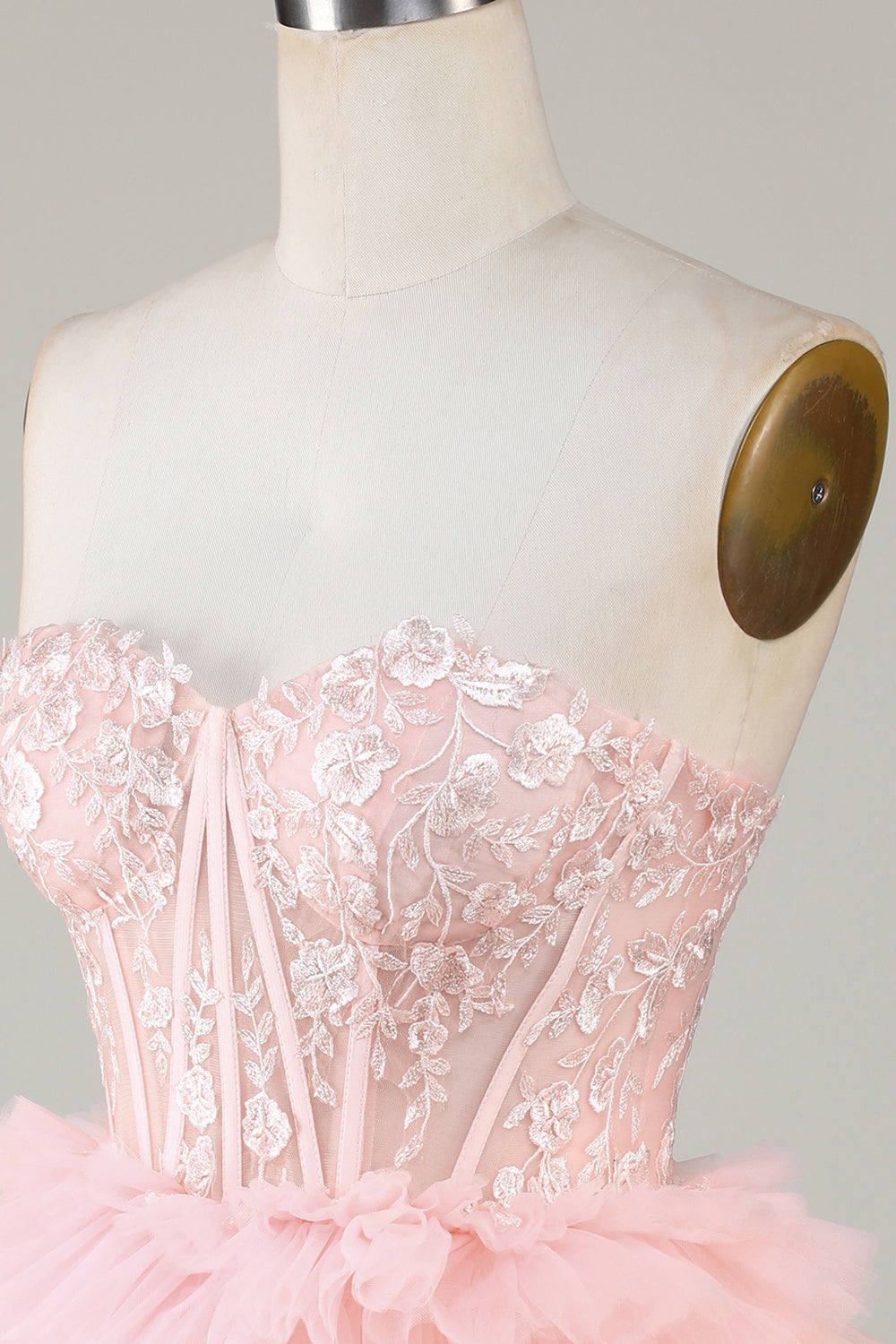 Lindo vestido de fiesta de línea A, escote corazón, corsé rosa claro con volantes