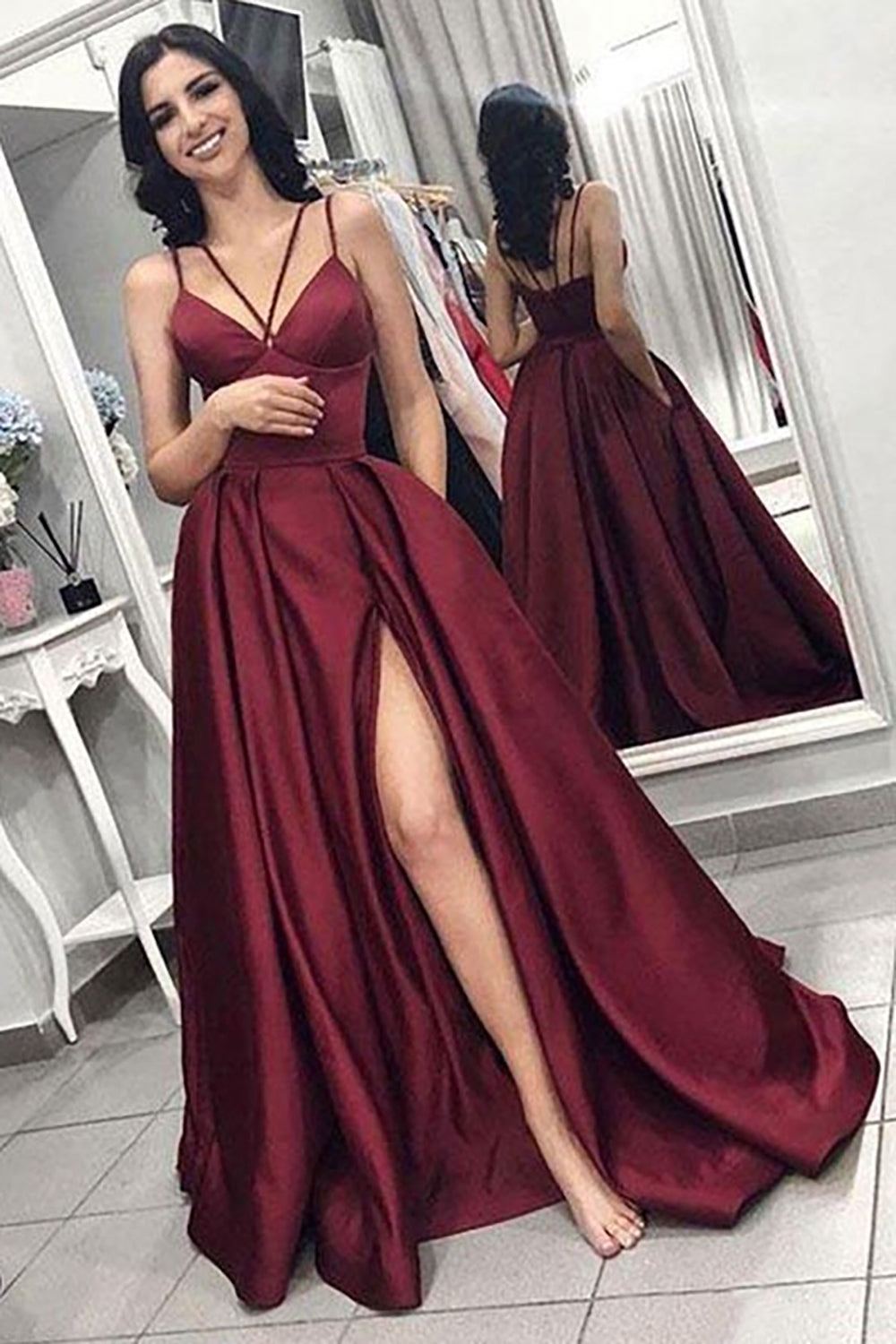 Vestido largo de fiesta burdeos con tirantes finos y corte en A con lentejuelas