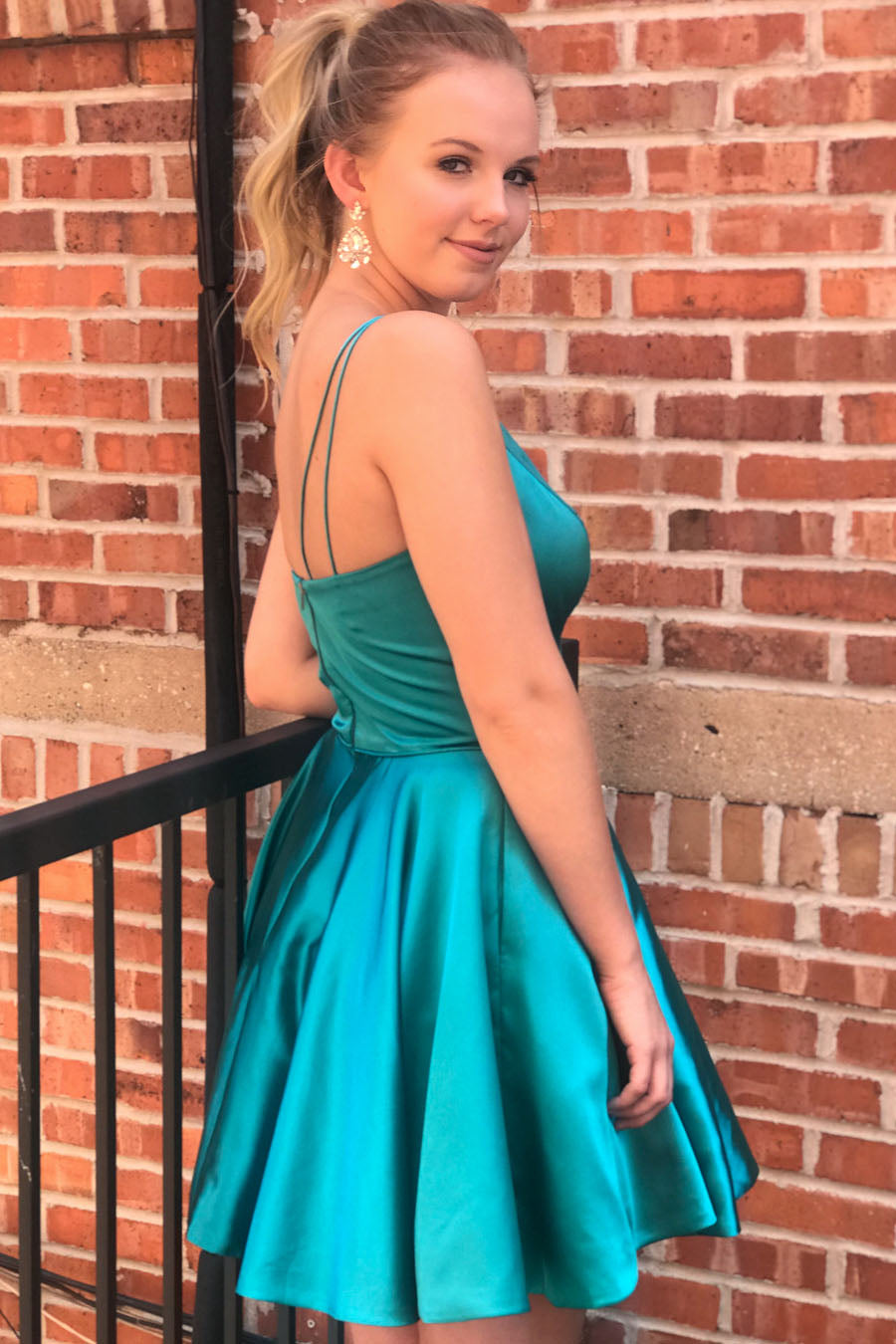 Vestido de fiesta de bienvenida de satén con tirantes finos y corte en A