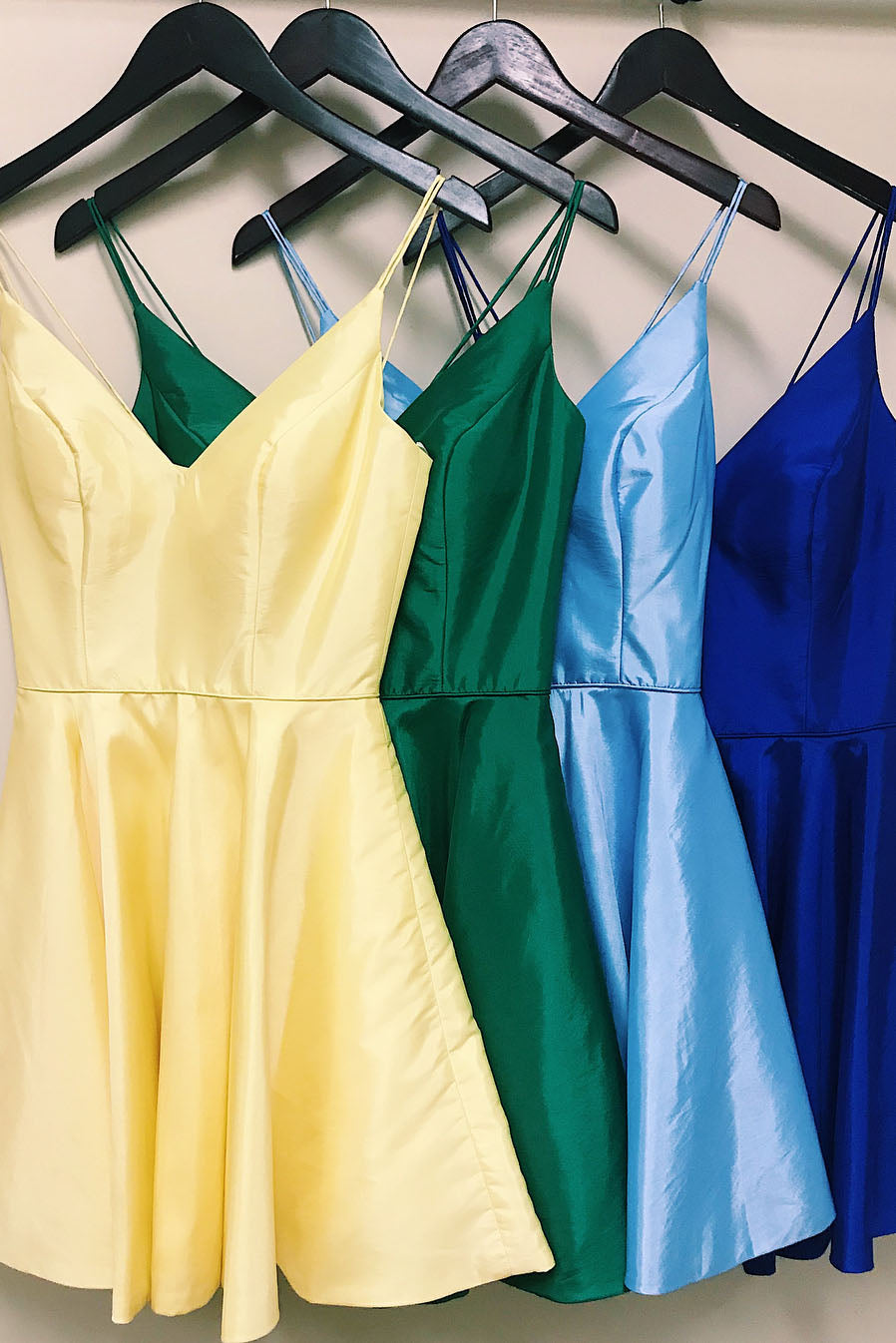 Vestido de fiesta de bienvenida de satén con tirantes finos y corte en A