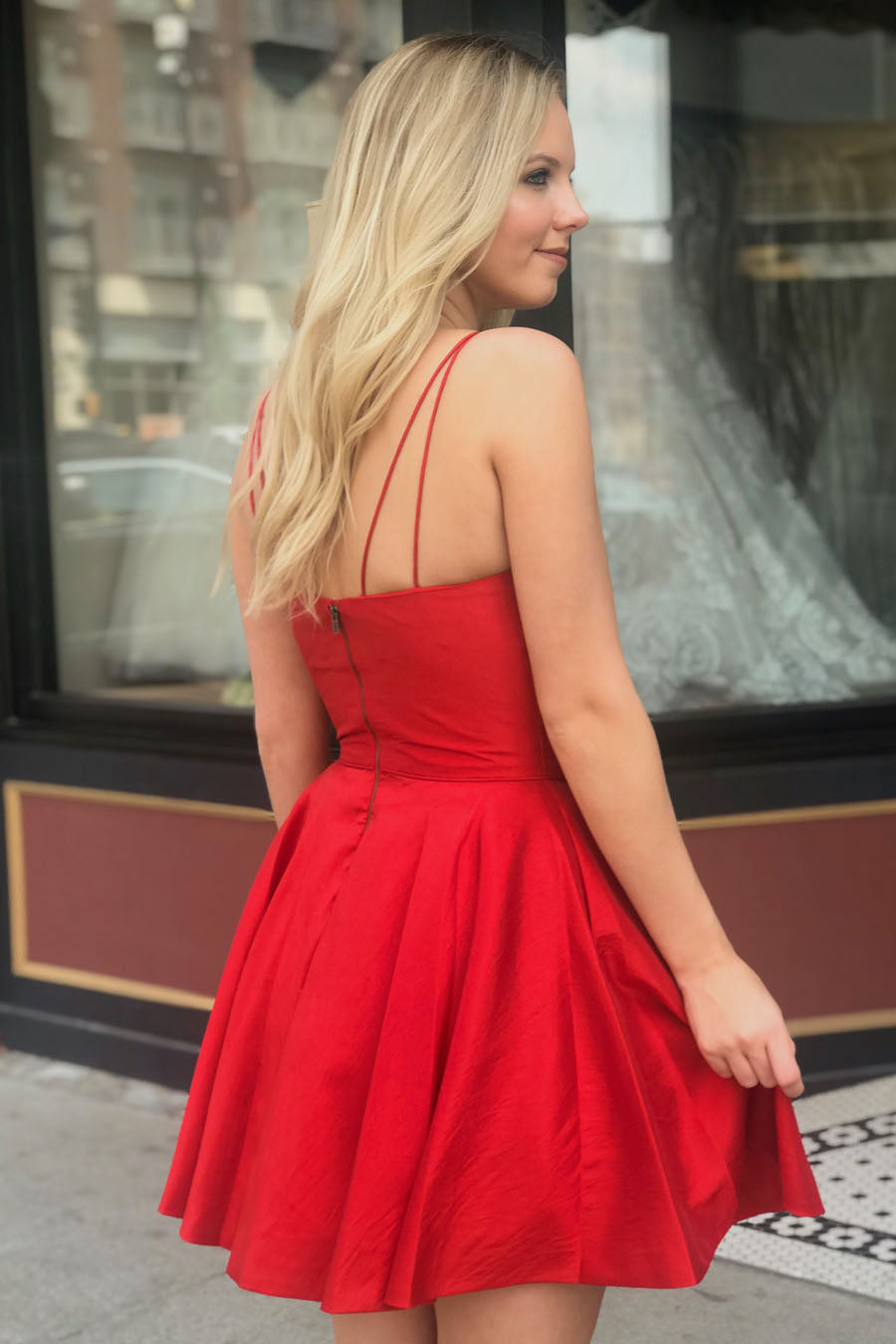 Vestido de fiesta de bienvenida de satén con tirantes finos y corte en A
