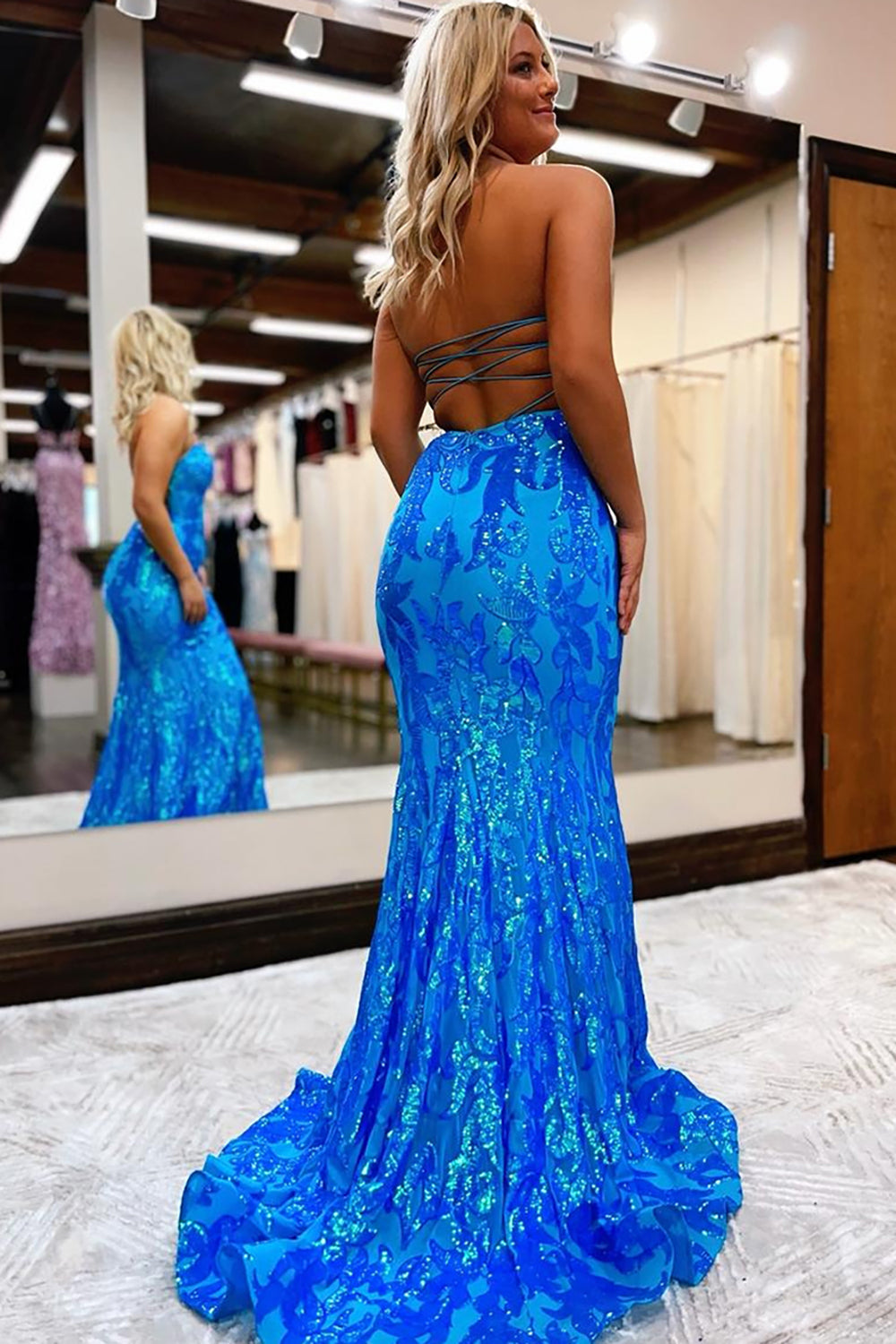 Robe de bal longue sirène à sequins, décolleté cœur et dos nu