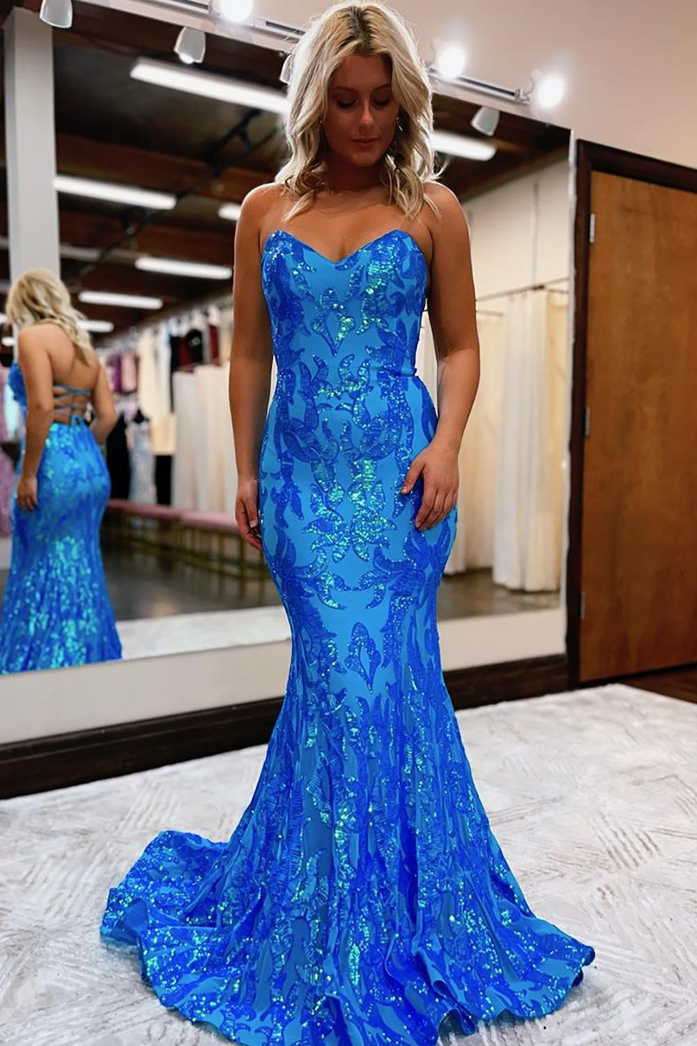 Robe de bal longue sirène à sequins, décolleté cœur et dos nu