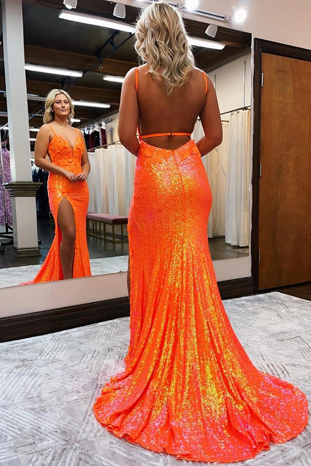Robe de bal longue sirène à fines bretelles et sequins avec appliques