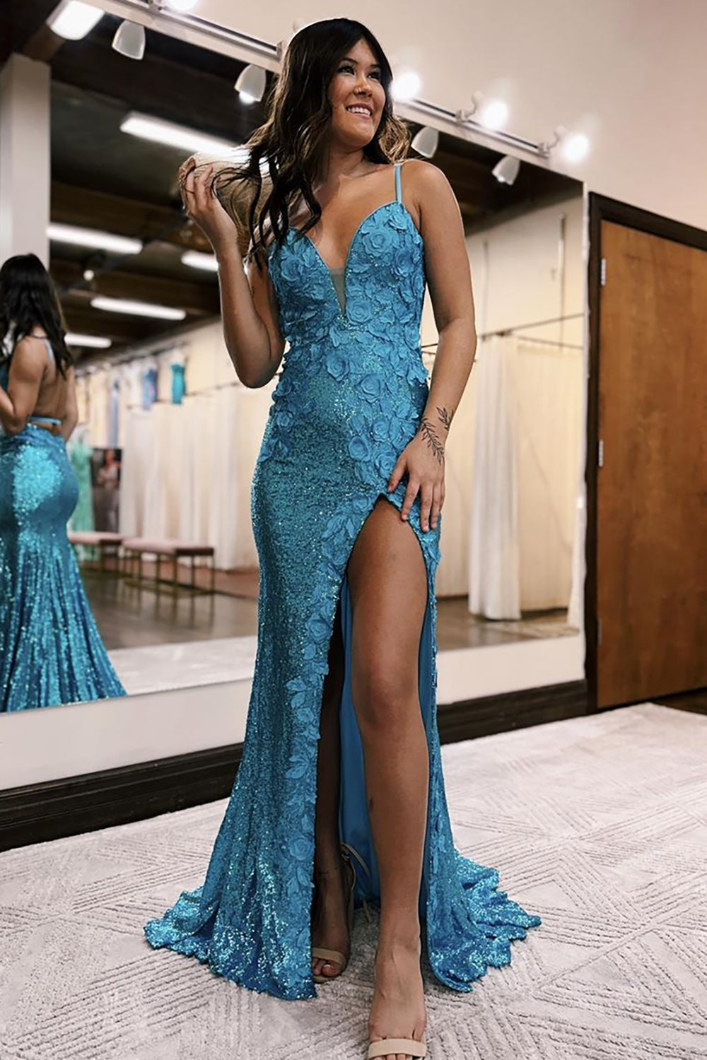Robe de bal longue sirène à fines bretelles et sequins avec appliques