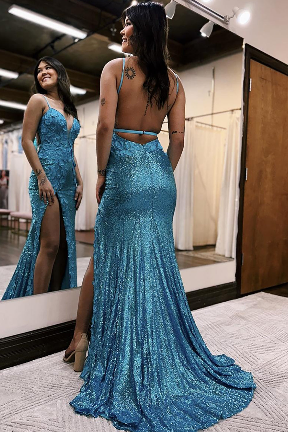 Robe de bal longue sirène à fines bretelles et sequins avec appliques