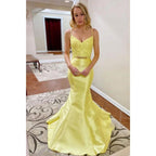 Robe de bal deux pièces en satin jaune à bretelles spaghetti et haut en dentelle 