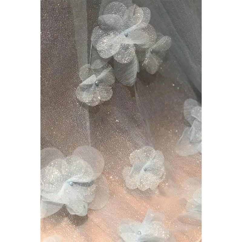Robe de bal longue en tulle bleu ciel, sans bretelles, avec appliques 3D et fente 