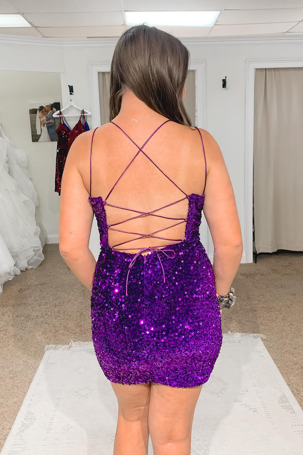 Vestido corto de fiesta con lentejuelas y espalda cruzada