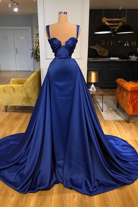 Vestido de fiesta largo de sirena con escote corazón y tirantes, color azul real, con cola.