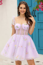 Vestido corto de fiesta gris y azul con tirantes finos y corte en A, con bordado.