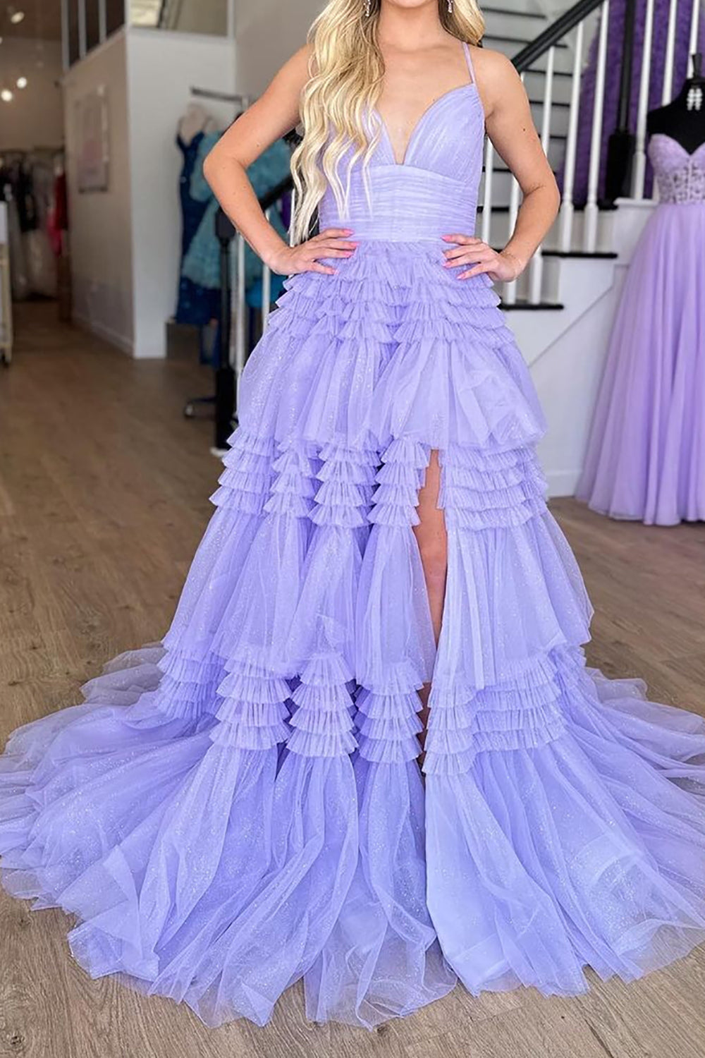 Vestido largo rosa de fiesta con tirantes finos, corte en A y abertura.