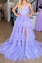 Vestido largo rosa de fiesta con tirantes finos, corte en A y abertura.
