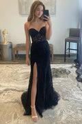 Robe de bal longue en dentelle à corset et décolleté cœur, fendue.