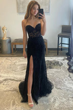 Robe de bal longue en dentelle à corset et décolleté cœur, fendue.