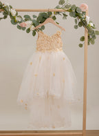 Vestido asimétrico de tul color marfil con corte en A (010220938) 