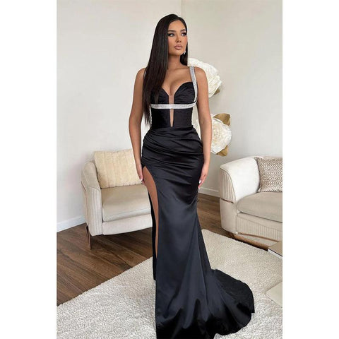 Vestido de fiesta de satén con tirantes finos, escote en V y abertura en la espalda. 