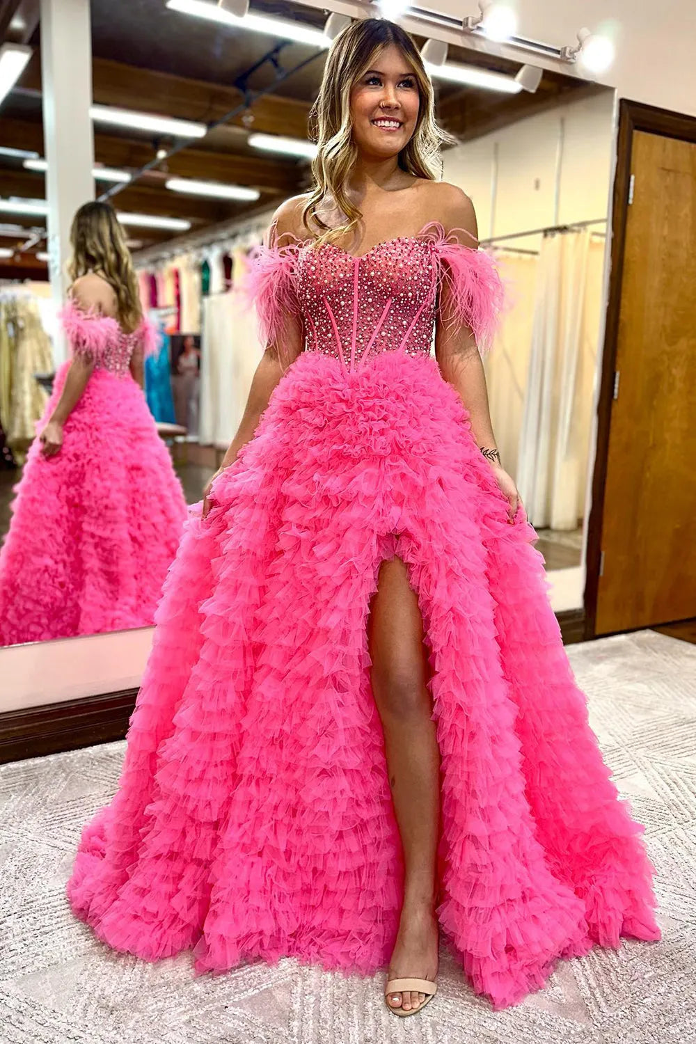 Robe de bal longue en tulle à épaules dénudées, bustier à volants et coupe trapèze ornée de perles