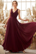 Vestido de dama de honor de gasa color burdeos con escote en V