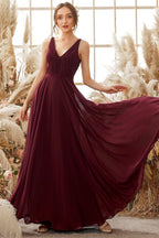 Vestido de dama de honor de gasa color burdeos con escote en V