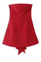 Robe mini à épaules dénudées et nœud dans le dos, idéale pour une soirée inoubliable 