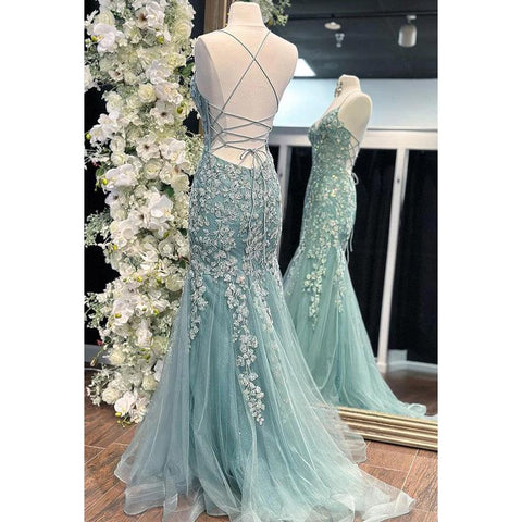 Vestido formal de tul con escote en V, tirantes finos, apliques de encaje y cola de tul 