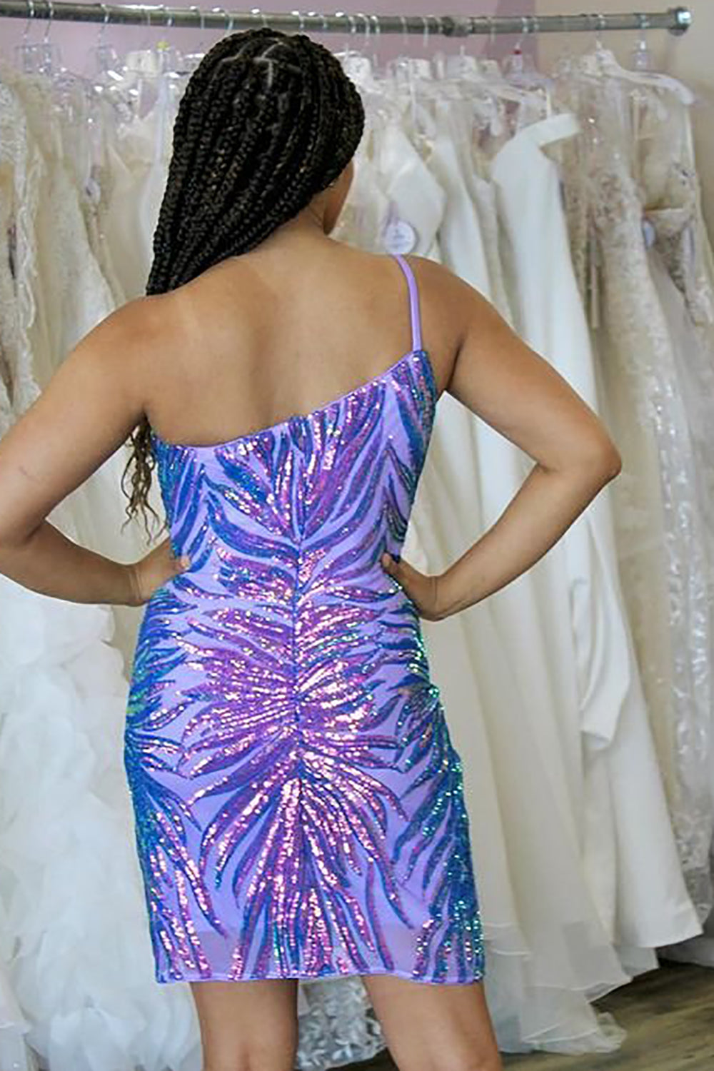 Vestido corto de fiesta con lentejuelas moradas de un solo hombro y corte sirena brillante