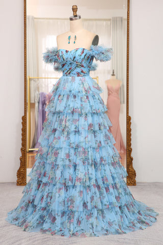 Charmante robe de bal longue bleue imprimée à épaules dénudées et à volants, coupe trapèze.