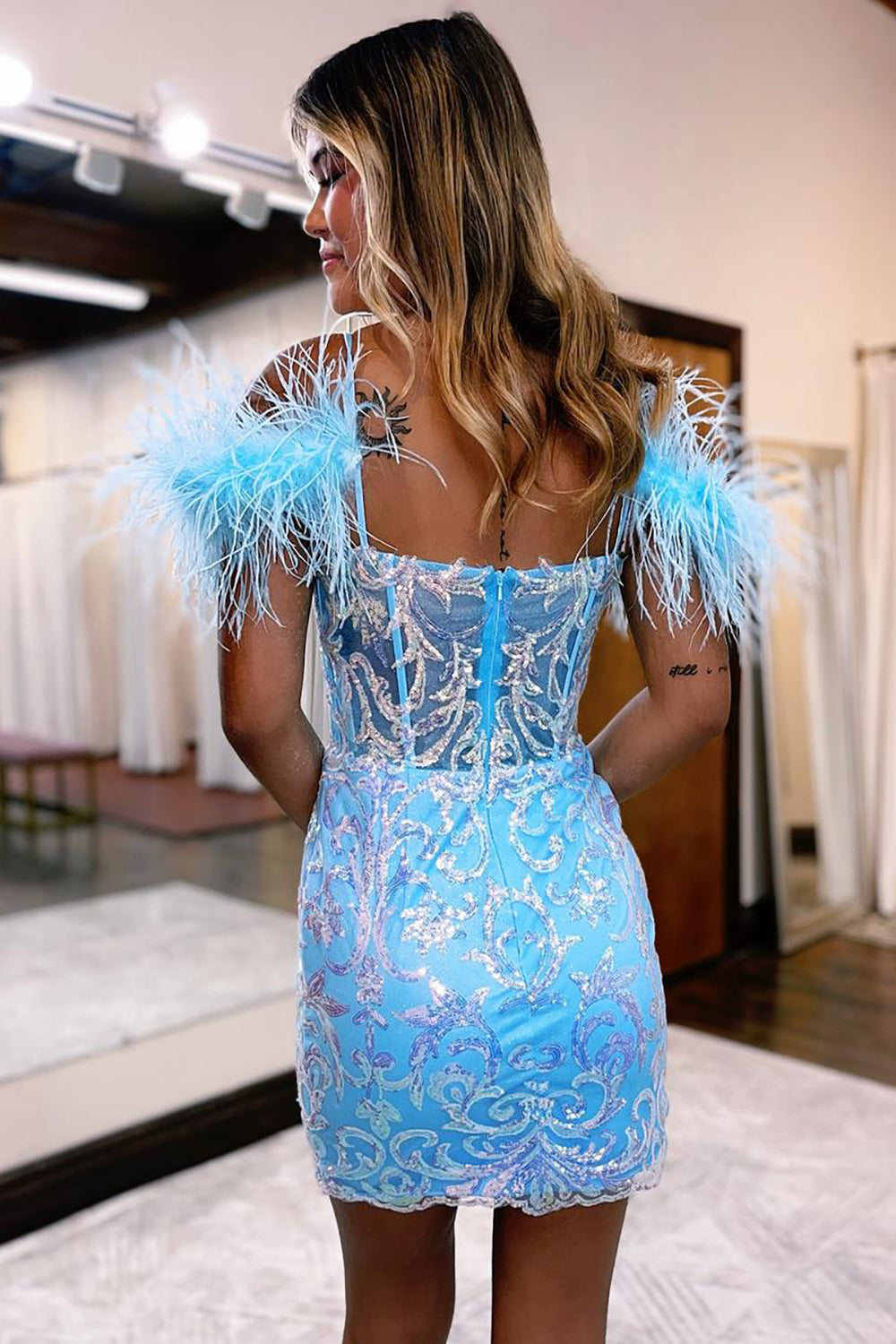 Vestido corto de fiesta azul claro con hombros descubiertos y plumas