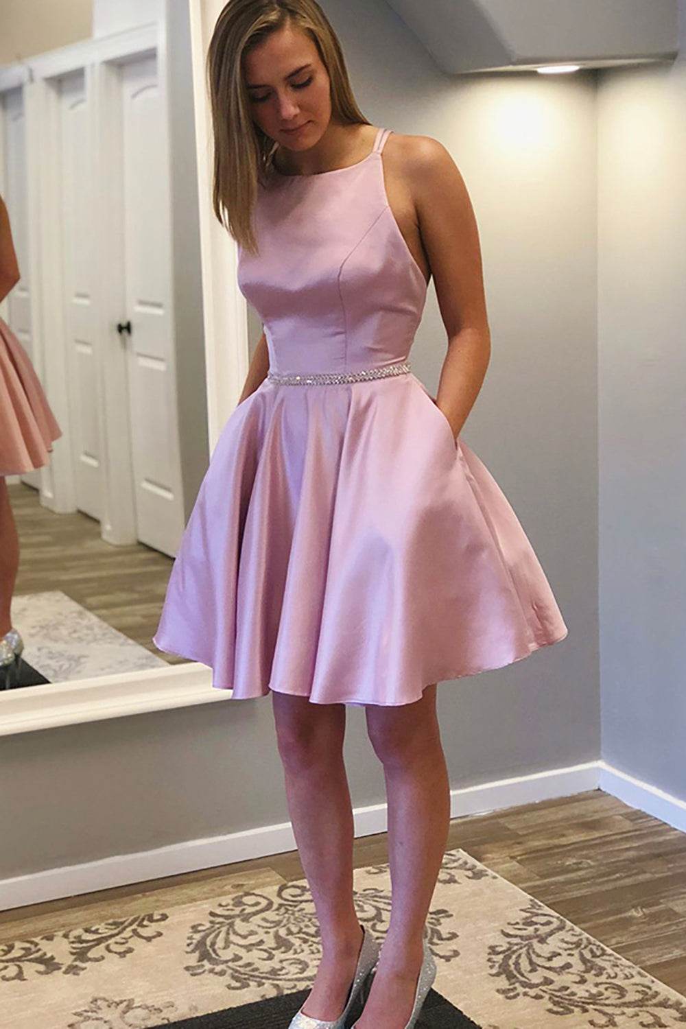 Vestido rosa de fiesta de bienvenida con escote halter y corte en A, espalda descubierta