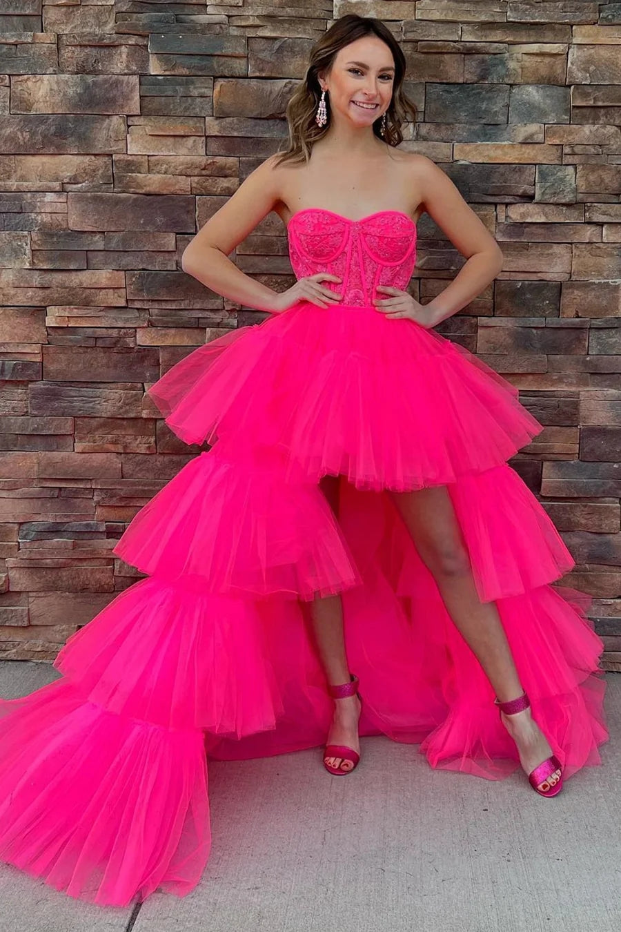 Vestido de graduación asimétrico de tul con volantes y corte en A