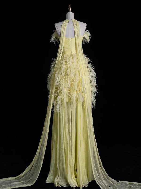 Precioso vestido de noche amarillo sin tirantes con plumas y tul, modelo Y8007
