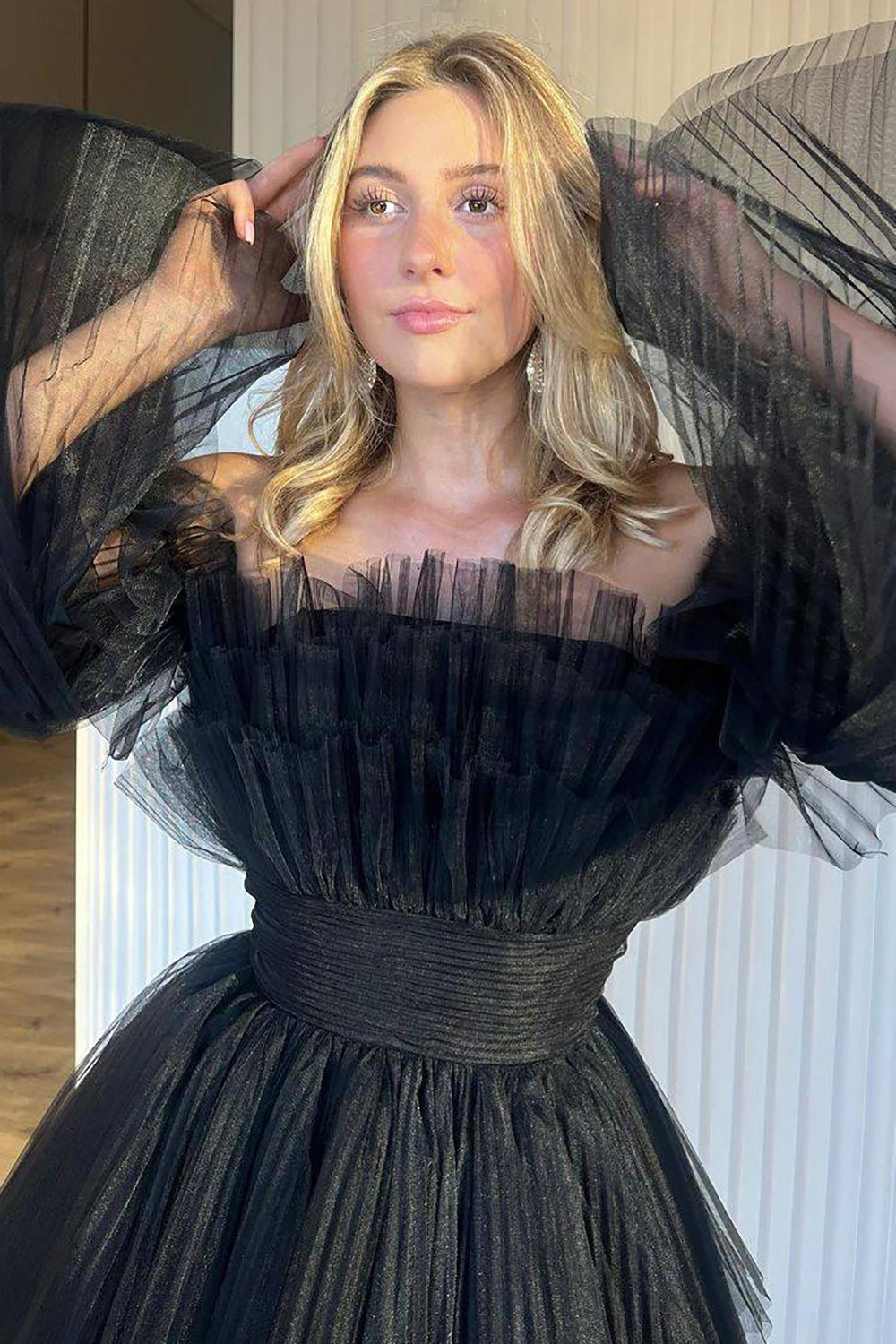 Vestido corto de fiesta de bienvenida, de corte A, sin tirantes, de tul negro, con volantes, admirablemente elegante.