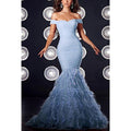 Robe de soirée longue sirène à paillettes et plumes, épaules dénudées et scintillantes