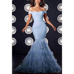 Robe de soirée longue sirène à paillettes et plumes, épaules dénudées et scintillantes