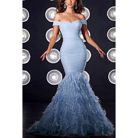 Robe de soirée longue sirène à paillettes et plumes, épaules dénudées et scintillantes
