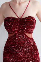 Robe de bal longue sirène noire à sequins et décolleté en V, avec découpe en forme de goutte d'eau.