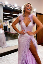 Robe de bal longue rose clair à sequins et plumes, décolleté en V profond