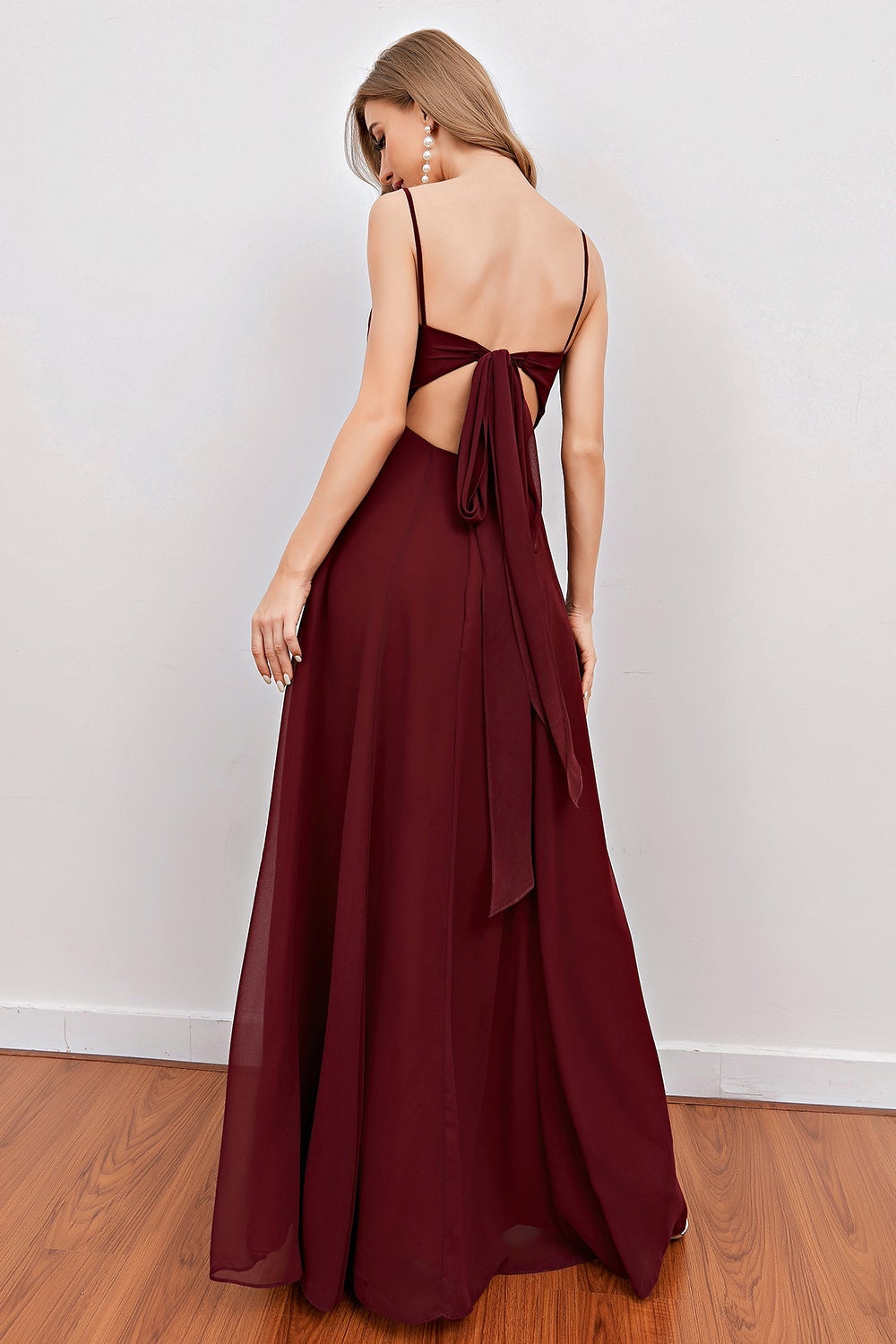 Robe de demoiselle d'honneur longue bordeaux à fines bretelles et fente