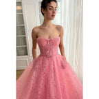 Vestido de fiesta formal glamuroso y dramático con hombros descubiertos, sin mangas, corte A y apliques en toda la prenda