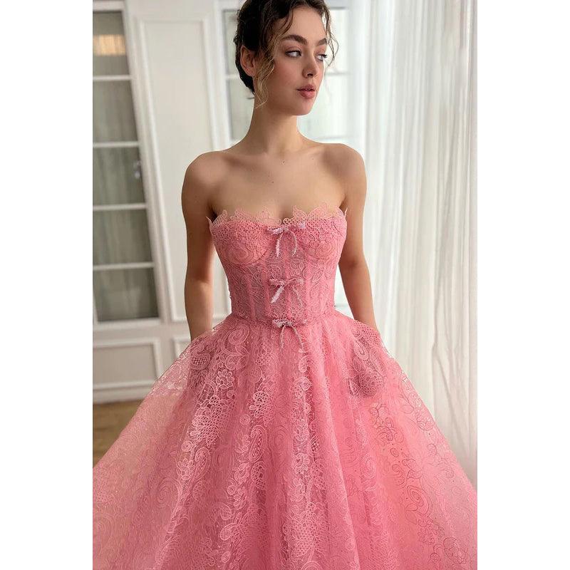Vestido de fiesta formal glamuroso y dramático con hombros descubiertos, sin mangas, corte A y apliques en toda la prenda