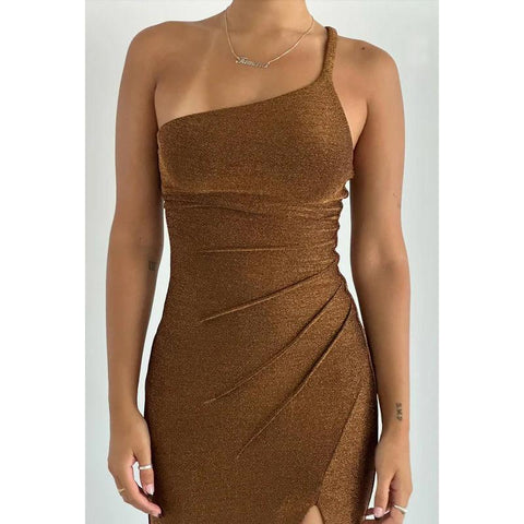 Vestido de fiesta sencillo e informal de un solo hombro, sin mangas, con espalda descubierta y abertura