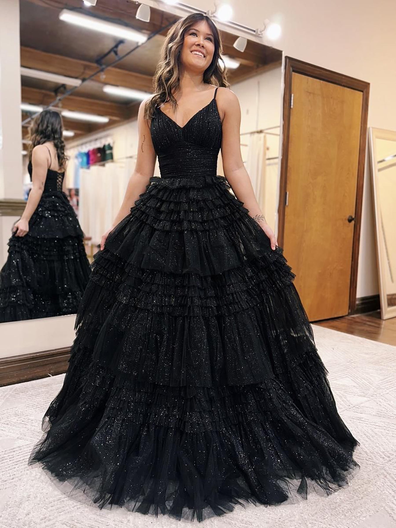 Vestido de fiesta largo de tul brillante con escote en V profundo y falda escalonada en línea A