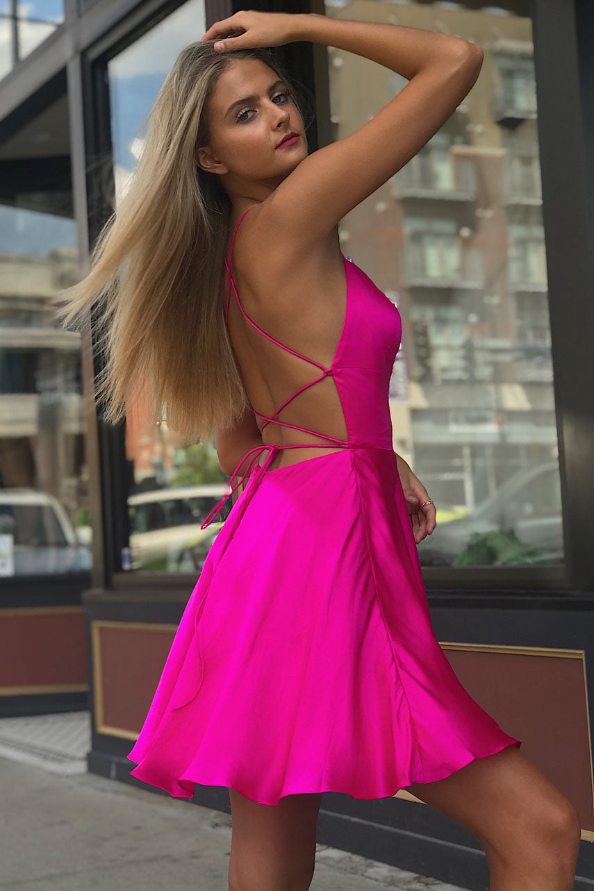 Vestido de fiesta de bienvenida de satén con tirantes finos y corte en A