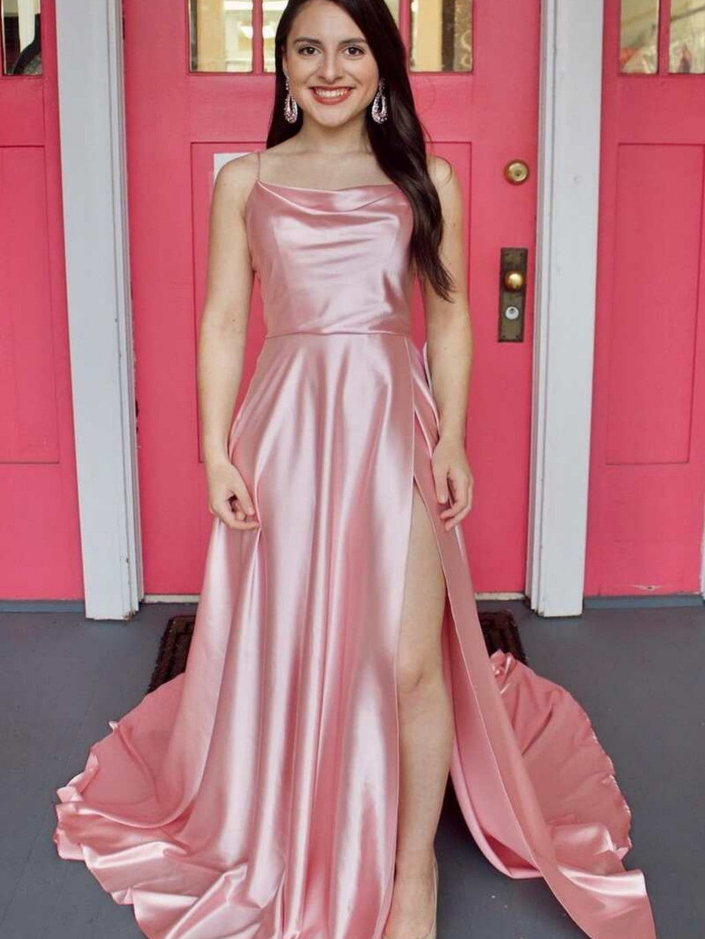 Vestido de fiesta de satén con cuello drapeado y corte en A con abertura