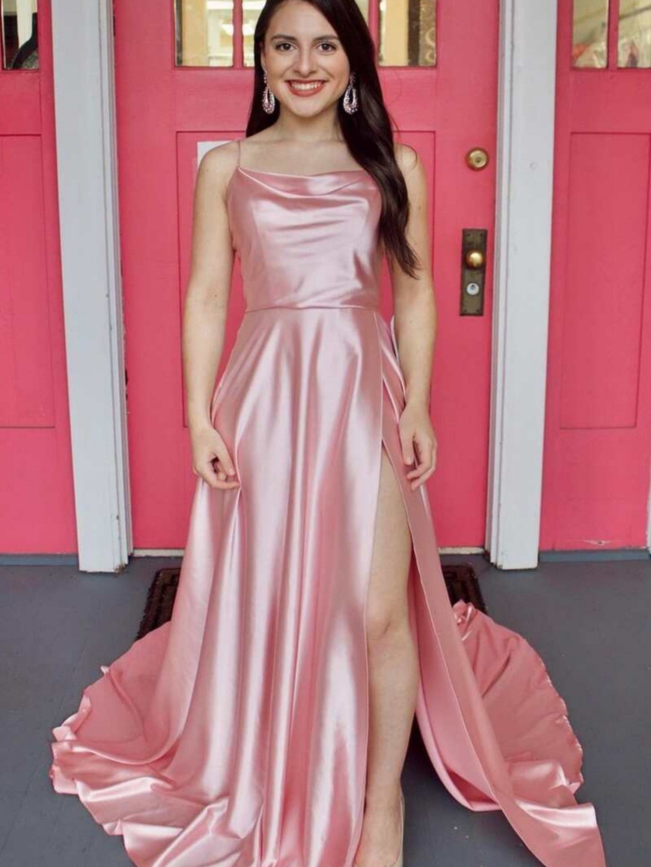 Vestido de fiesta de satén con cuello drapeado y corte en A con abertura
