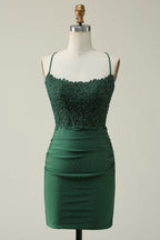 Elegante vestido corto de tirantes finos estilo tubo para baile de bienvenida con apliques