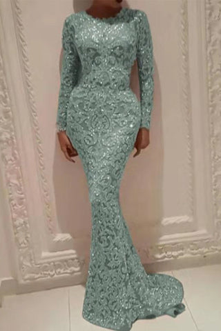 Elegante vestido de noche con cuello redondo y detalles de patchwork en tonos bronce. 