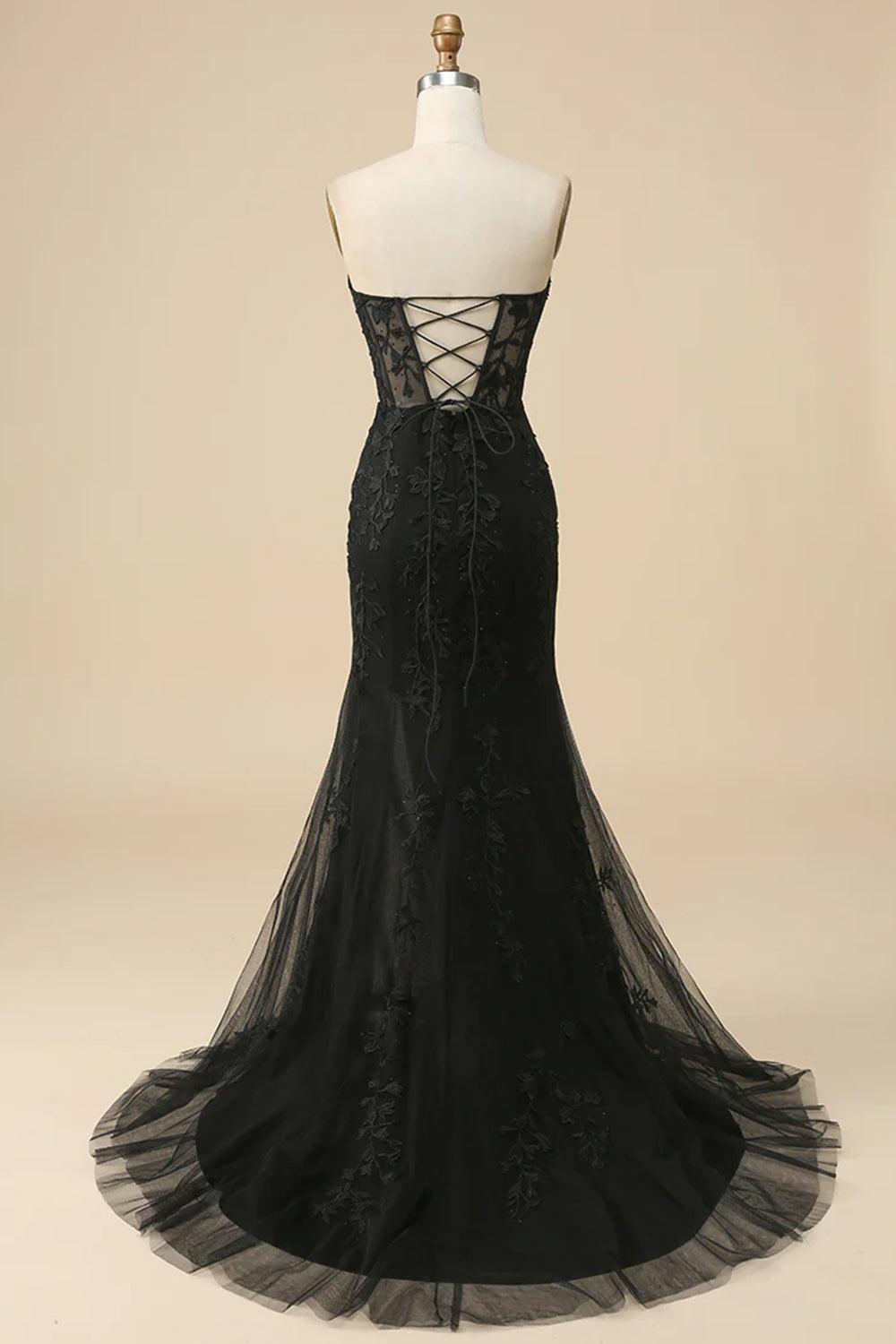 Robe de bal longue en dentelle à corset et décolleté cœur, fendue.