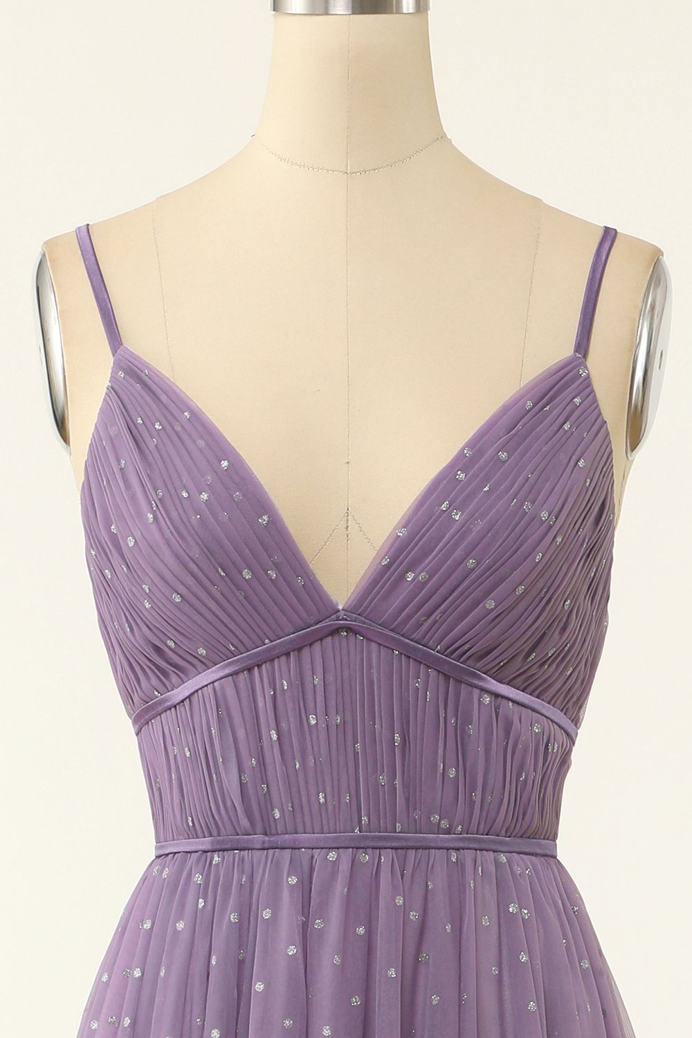 Vestido de dama de honor corte A con tirantes finos y volantes